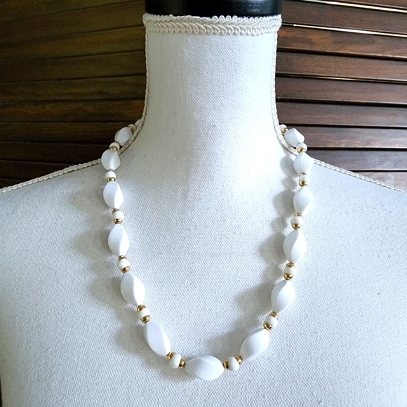 Vintage Jewelry Vintage 9s Twist Beads Necklace Single Strand White